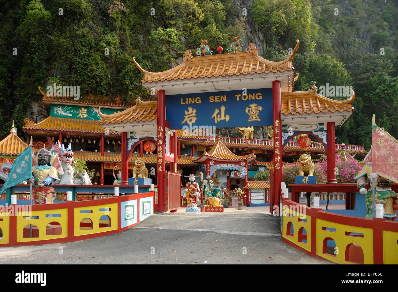 Haupteingang Tor zu den farbenfrohen zeitgenössischen Ling Sen Tong chinesischen taoistischen oder Tao Cave Tempel, Ipoh, Perak, Malaysia Stockfoto