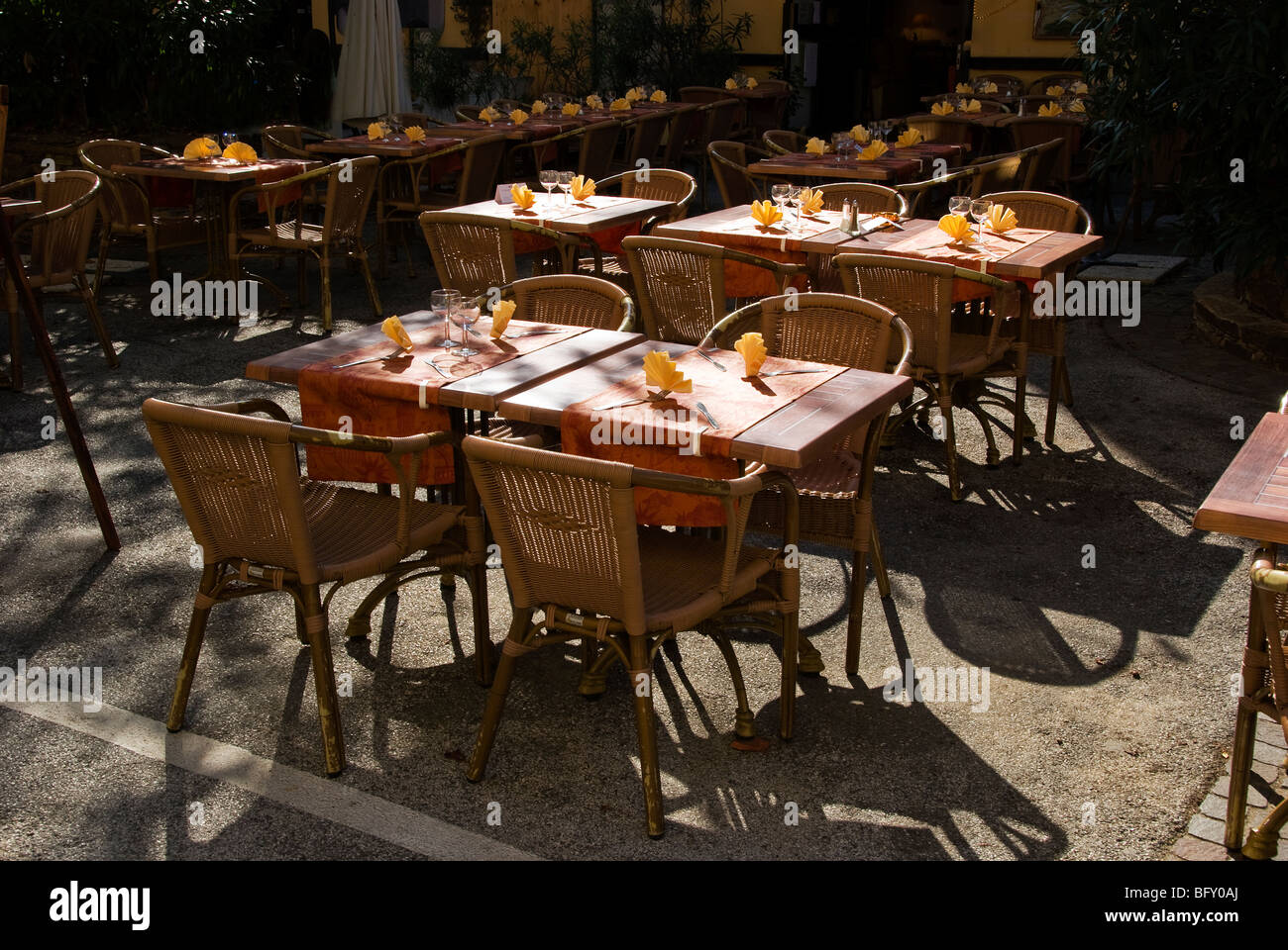 Tabellen für das Mittagessen gelegt Stockfoto