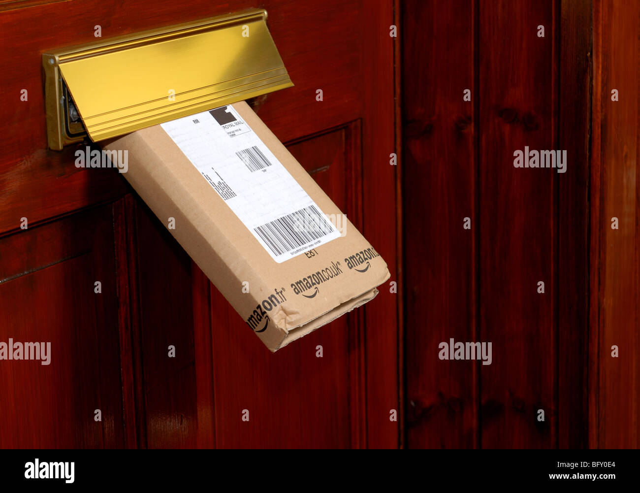 generische Schuss von ein Amazon-Paket empfangen werden, um Internet-online-shopping zu veranschaulichen Stockfoto
