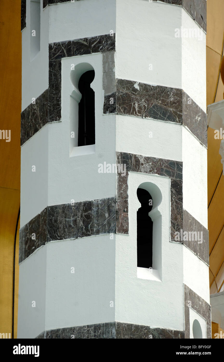 Fenster und Steinarbeiten Detail auf einem Minarett der Masjid Ubudiah oder Königlichen Moschee von Ubudiah (1917), von Arthur Benison Hubback, Kuala Kangsar, Perak, Malaysia Stockfoto