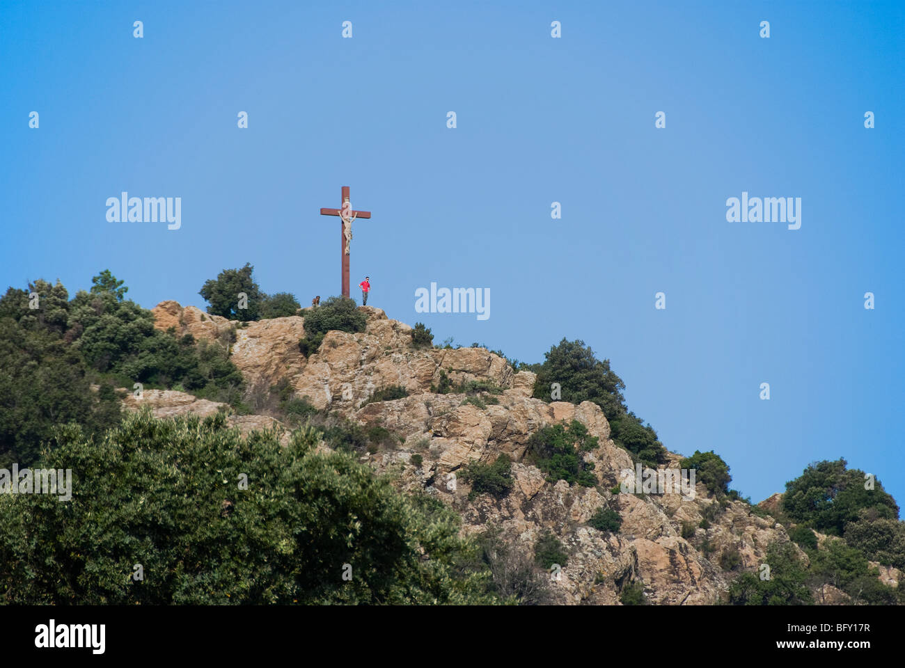 Das Kreuz auf dem Hügel. Stockfoto