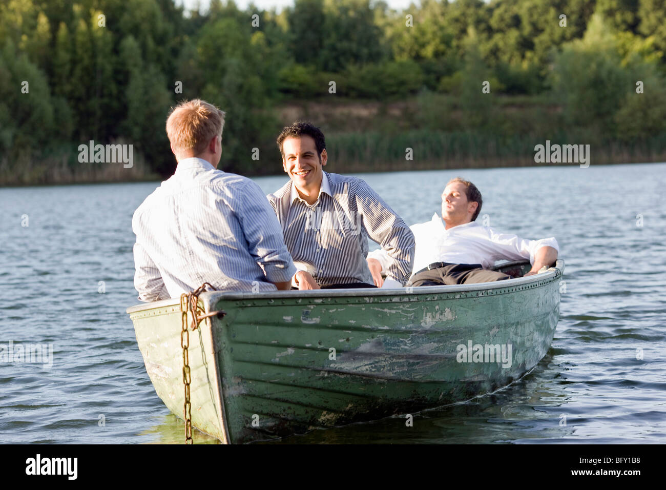 Entspannen im Ruderboot drei Geschäftsleute Stockfoto