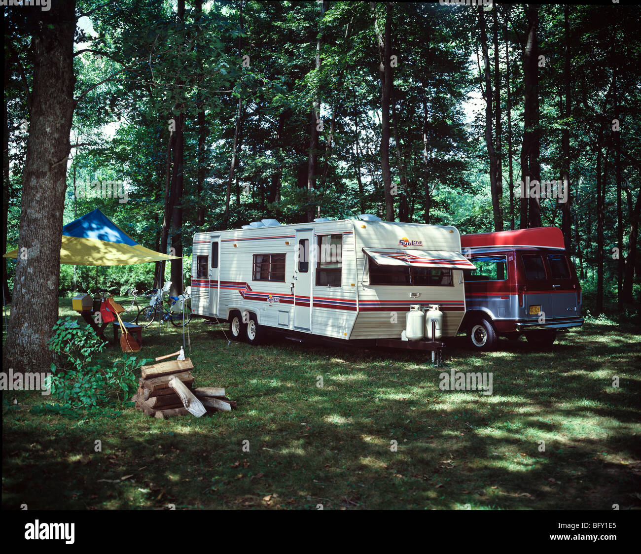 Reisen Sie mit Ferienfahrzeugen. Familien entspannen sich und teilen Zweisamkeit in Outdoor-Erholungsgebieten.circa 1970s Stockfoto