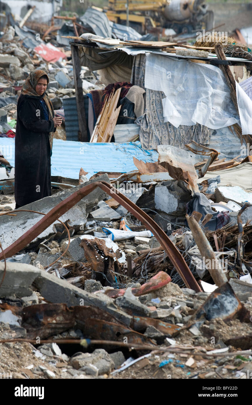 Eine Frau steht inmitten der Trümmer in Jebaliya, nördlichen Gaza-Streifen nach dem Januar 2009 Krieg mit Israel. Stockfoto