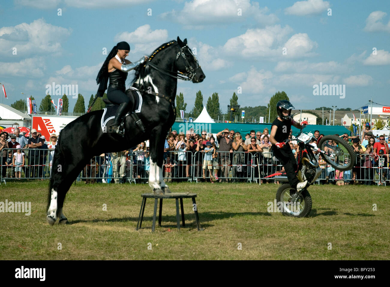 In einen Rummelplatz nicht Show Auch ein Motorrad ein balanciert, schwarzes Pferd und seine elegante Frau Reiter Spuk Stockfoto