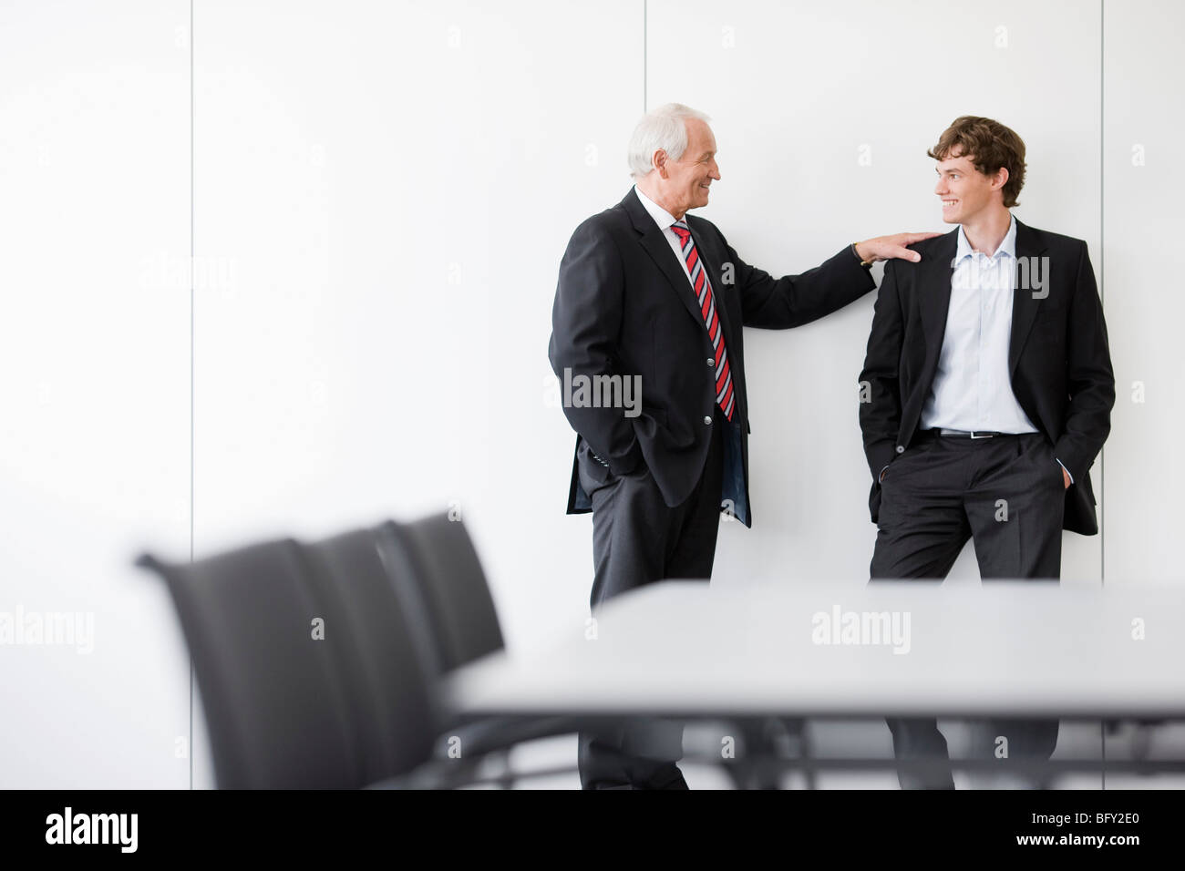 zwei Geschäftsleute im Tagungsraum Stockfoto