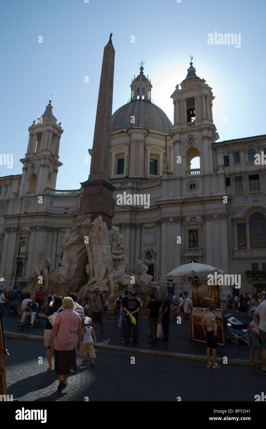 Die Fontana dei Quattro Fiumi oder "Brunnen der vier Flüsse" und Basilika Kirche von Sant'Agnese in Agone auf der Piazza Navona. Stockfoto