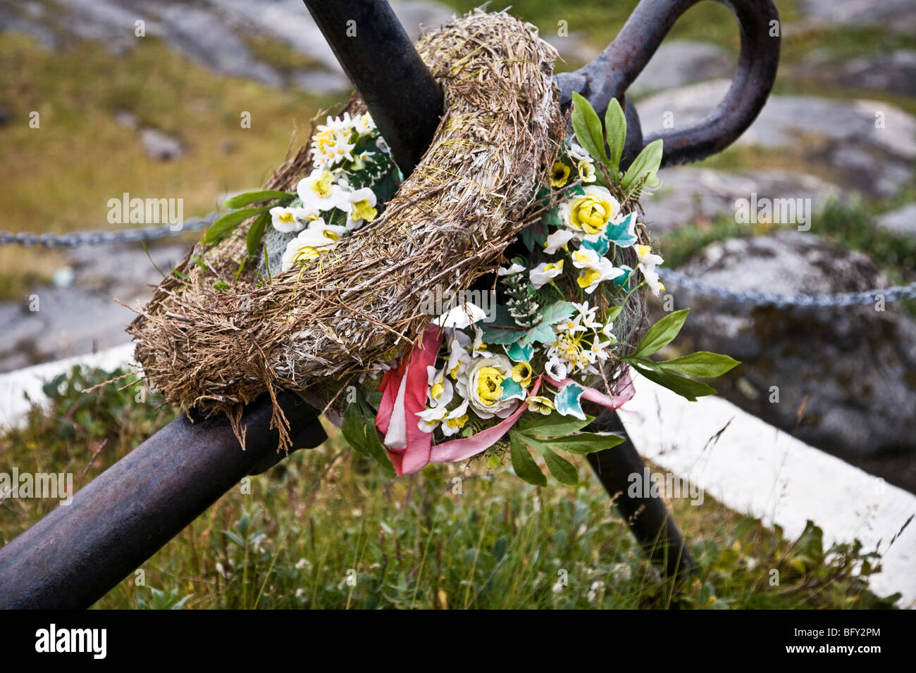 Kränze schmücken einen alten Anker um jene auf dem Meer verloren, memorialize Qeqertarsuaq (Godhavn), Grönland. Stockfoto