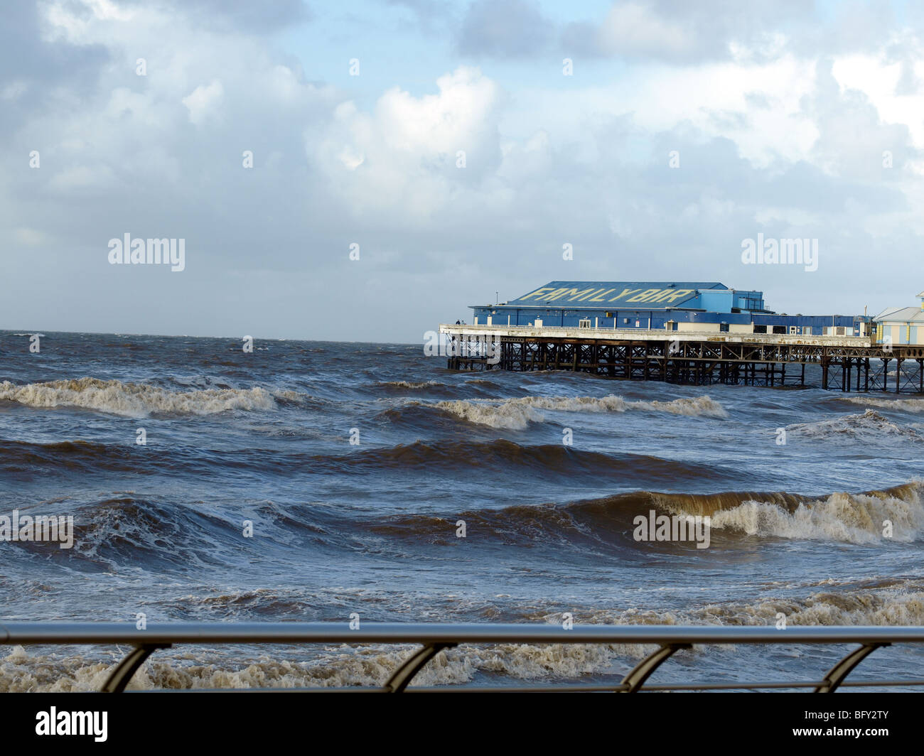 Stürmische See nahe der zentralen Pier in Blackpool im November. Stockfoto