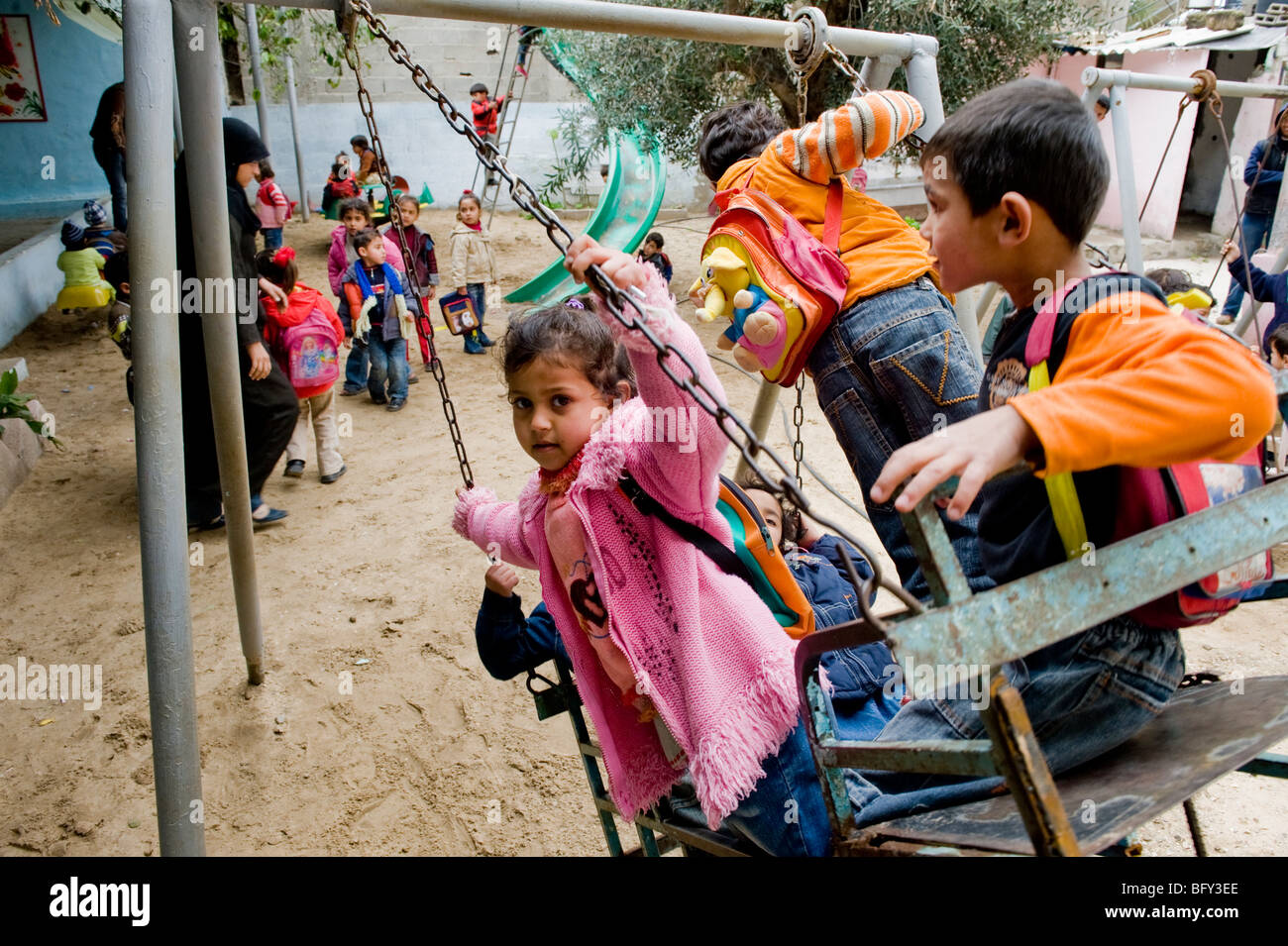 Palästinensische Kinder spielen in der UNRWA-Schule nach dem israelischen Krieg im Gazastreifen im Januar 2009. Stockfoto
