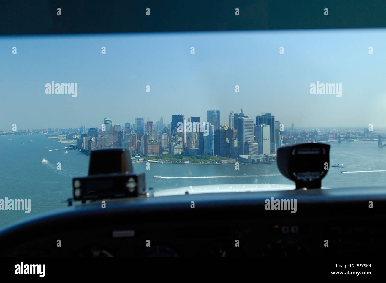 Eine Cockpitansicht leichte Flugzeug Cessna 172 fliegende Front von Lower Manhattan, East River und Hudson River, New York City, USA Stockfoto