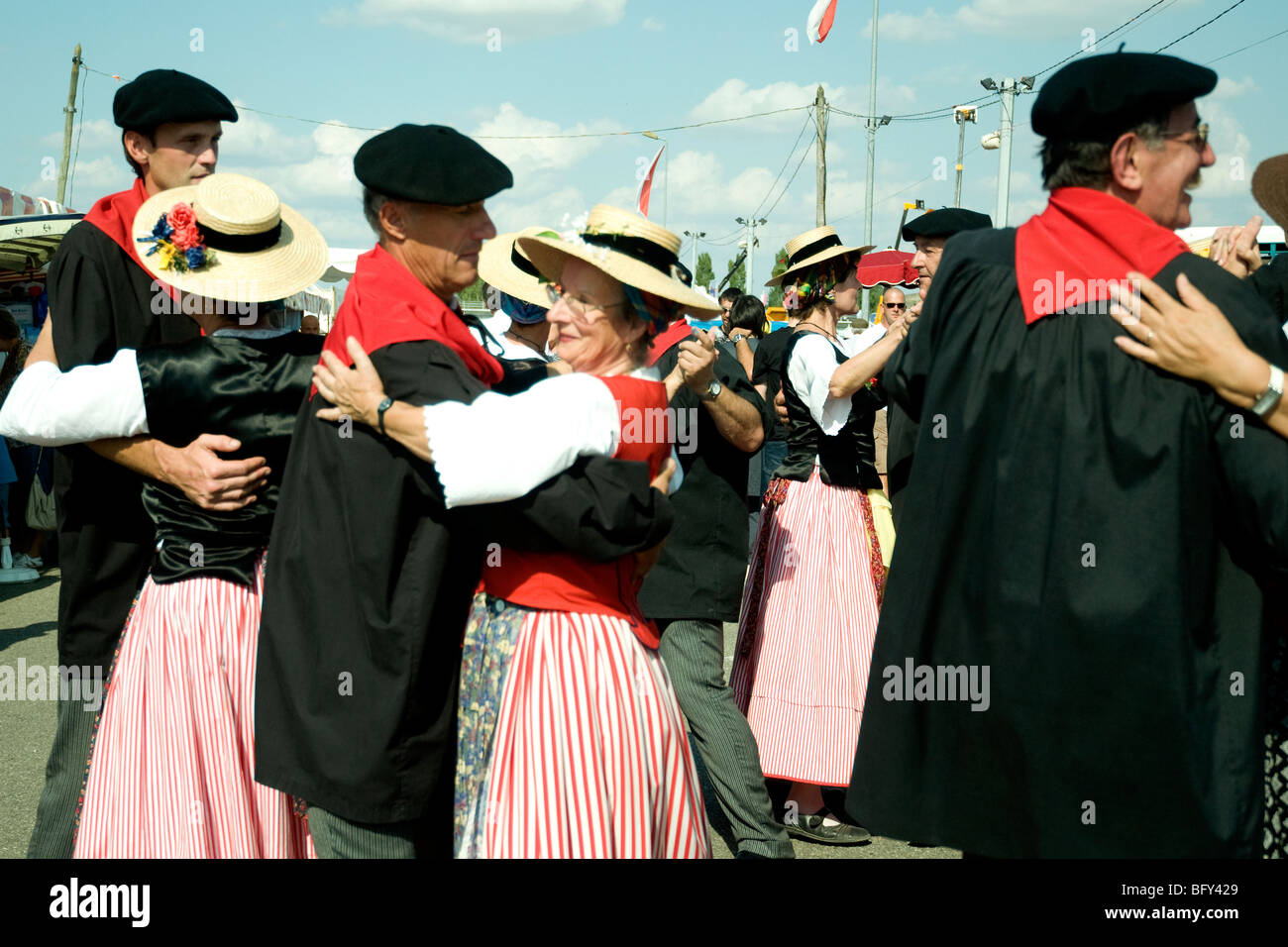 Gesetzter Volkstänzer in Gascon Trad Kostüm unterhalten die Besucher zur Gascogne Expo Messe in Auch Stockfoto