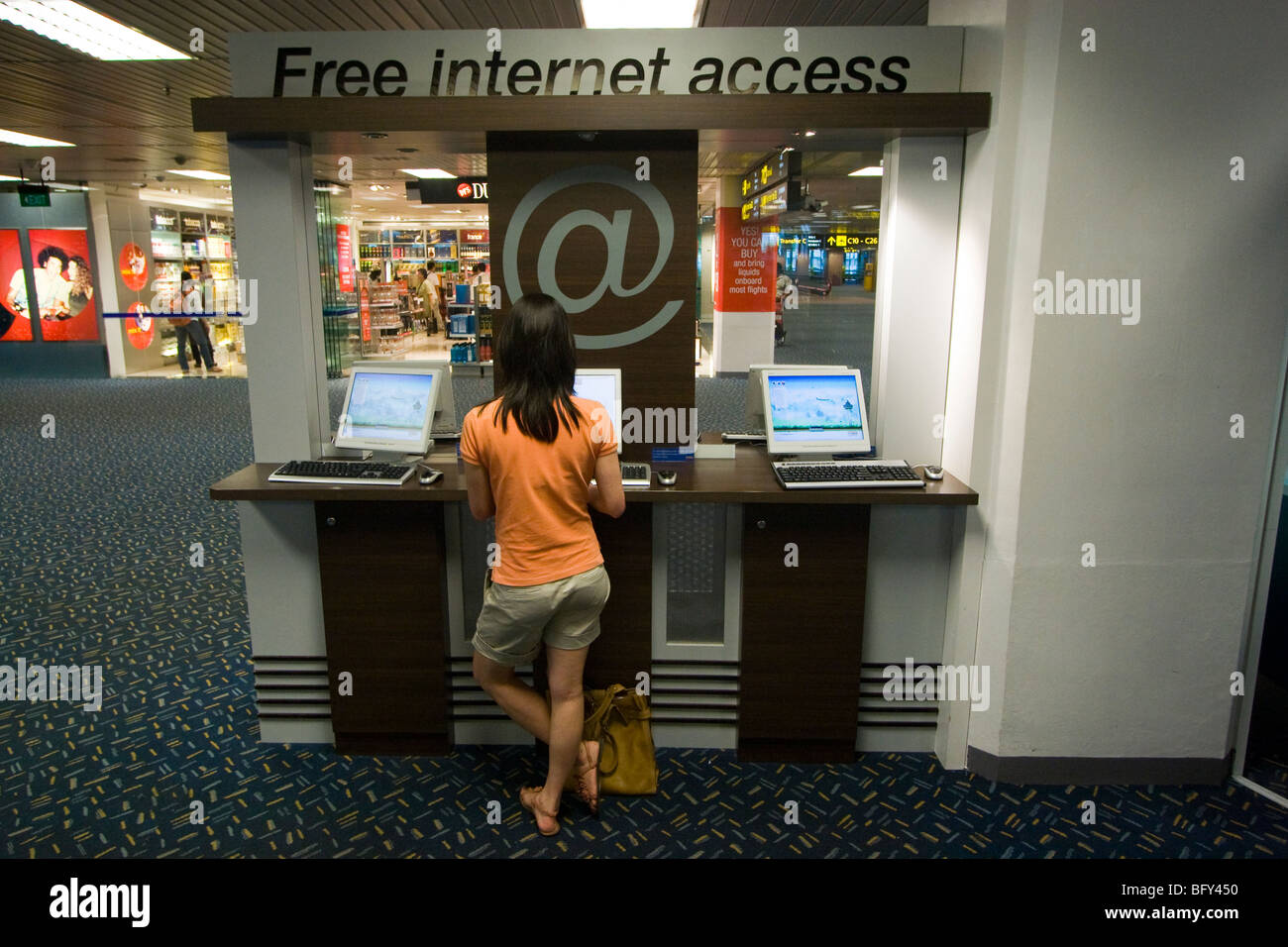 Kostenloser Internet Zugang Computer innen zum internationalen Flughafen Changi in Singapur Stockfoto