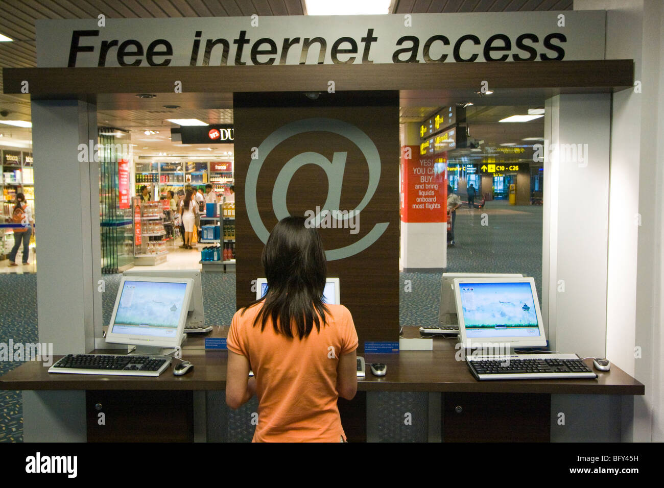 Kostenloser Internet Zugang Computer innen zum internationalen Flughafen Changi in Singapur Stockfoto