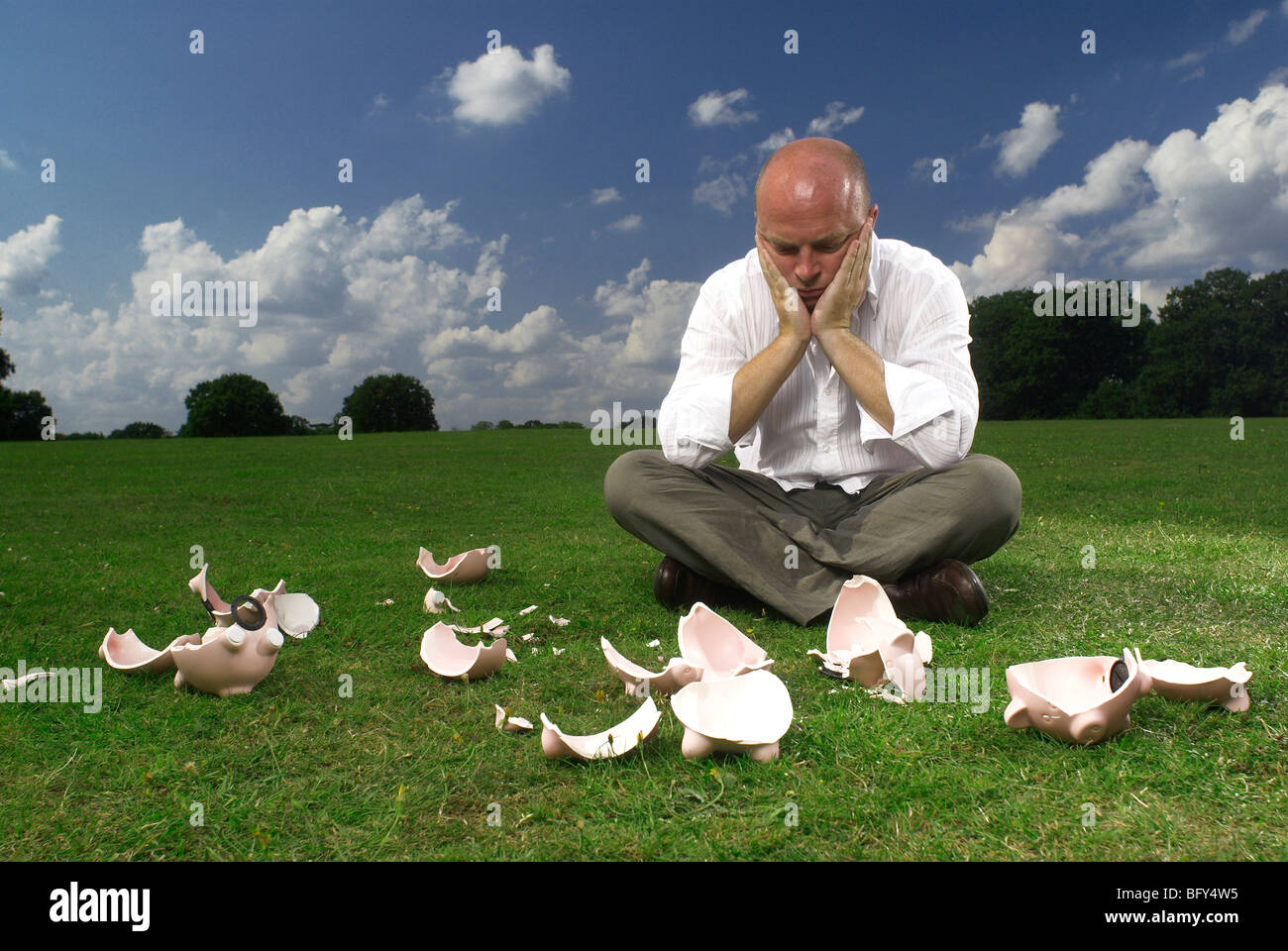 Mann und zertrümmerte Sparschwein Stockfoto