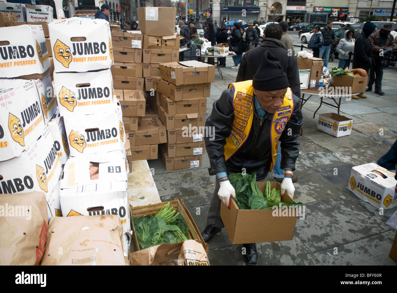 Freiwillige Helfer bereiten Körbe mit gefrorene Truthähne und andere Urlaub Lebensmittel außerhalb Brooklyn Borough Hall in New York Stockfoto