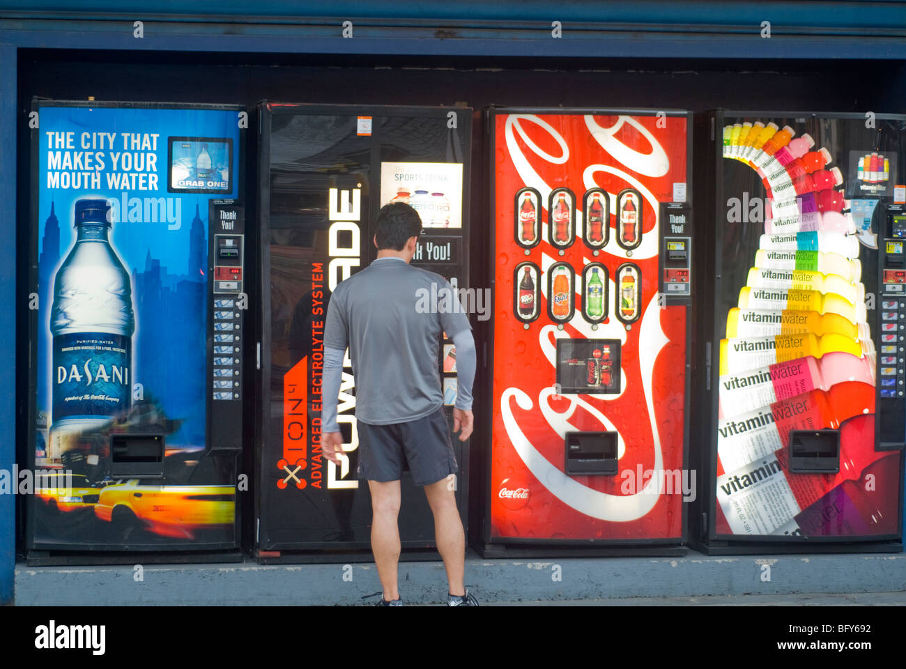 Verkaufsautomaten mit Coca-Cola und Coca-Cola Produkte bei Chelsea Piers in New York. (© Richard B. Levine) Stockfoto