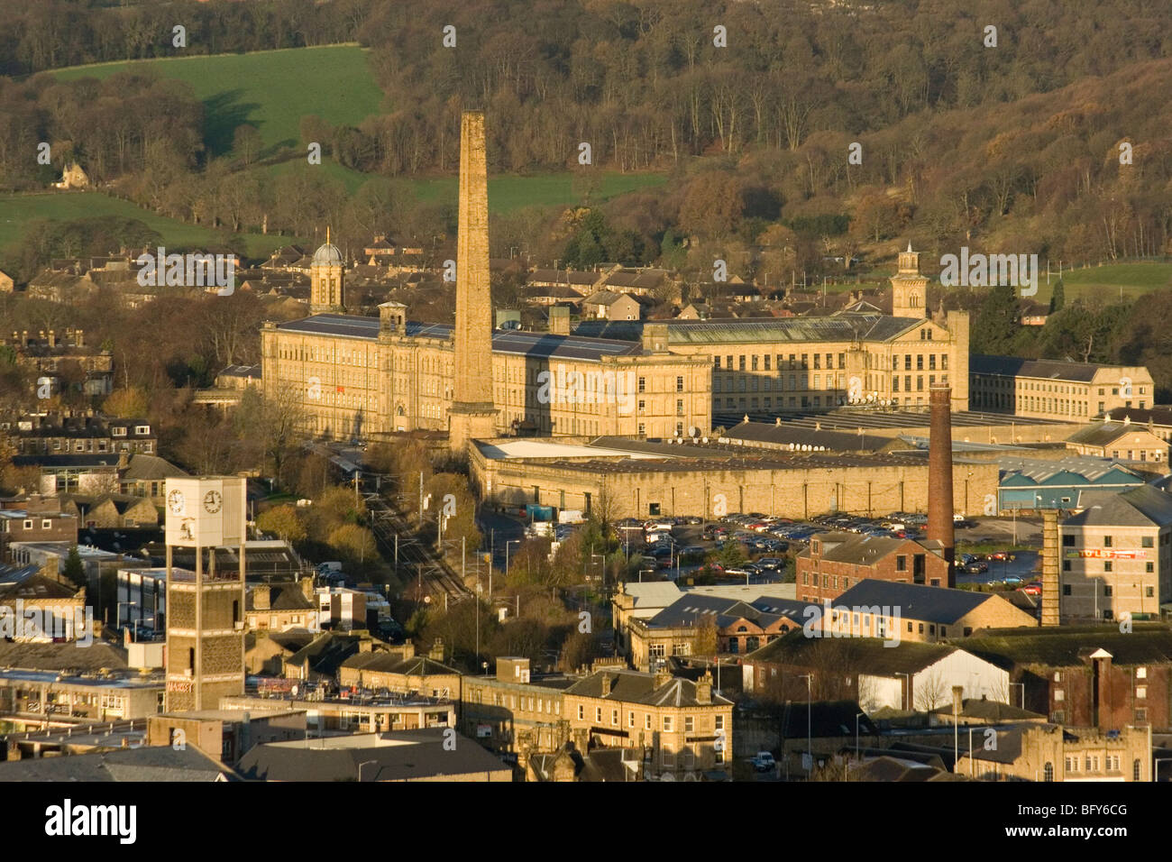 Der Blick in Richtung Shipley und Saltaire, einschließlich Salts Mill, Bradford, West Yorkshire, Großbritannien Stockfoto