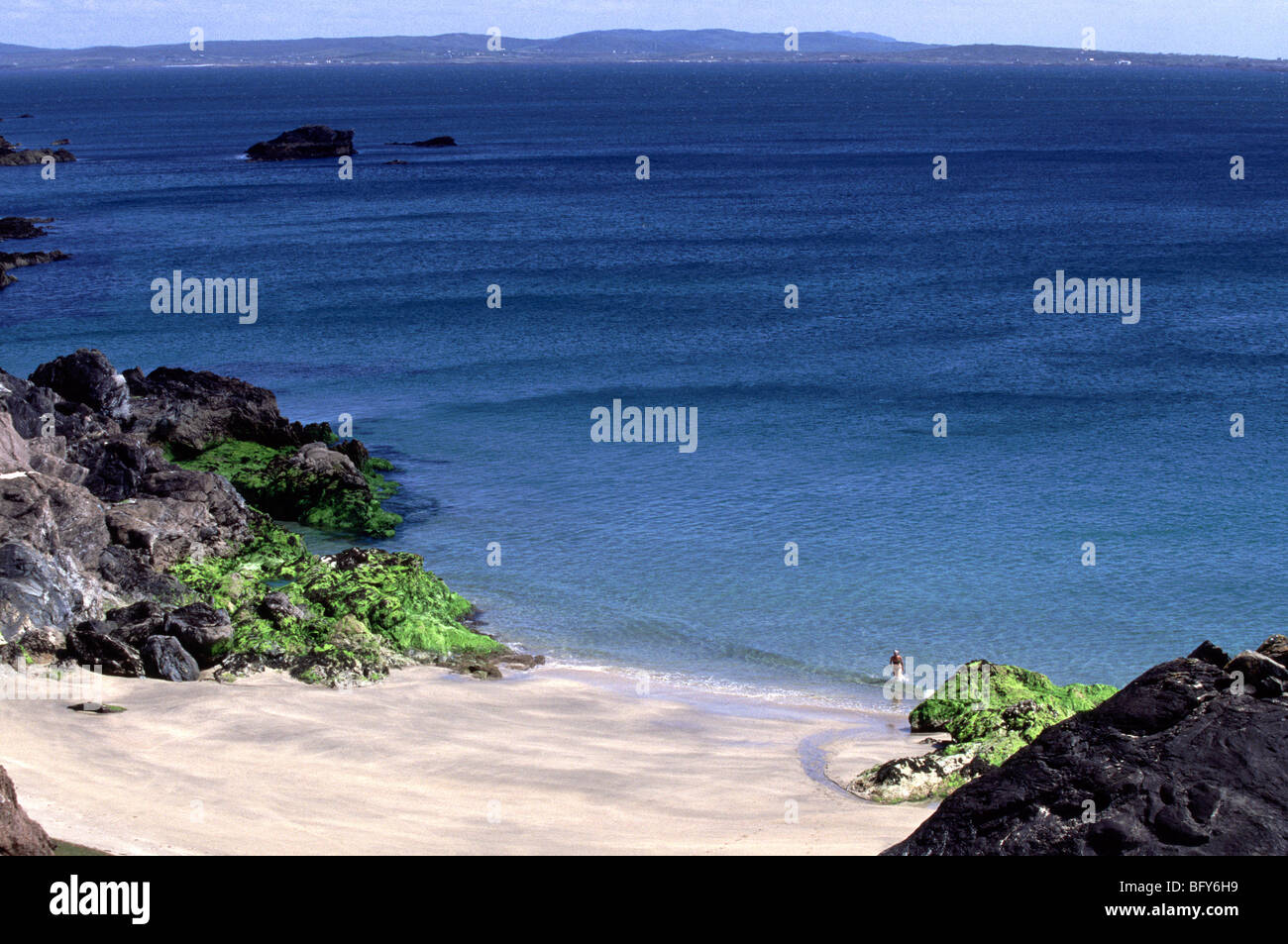 Strand und Schwimmer auf der Insel Inishbofin, Irland Stockfoto