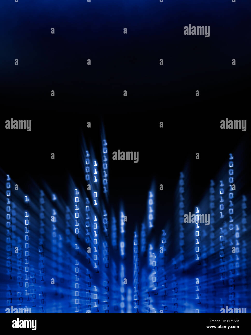 Glühende Binär-Code Daten stellen fließt auf dem Computerdisplay Stockfoto