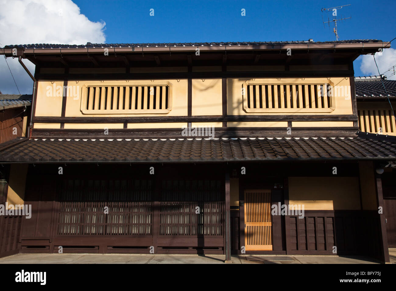 Machiya sind traditionelle hölzerne Stadthäuser in ganz Japan gefunden und versinnbildlicht in der historischen Hauptstadt des Kyoto-Protokolls. Stockfoto