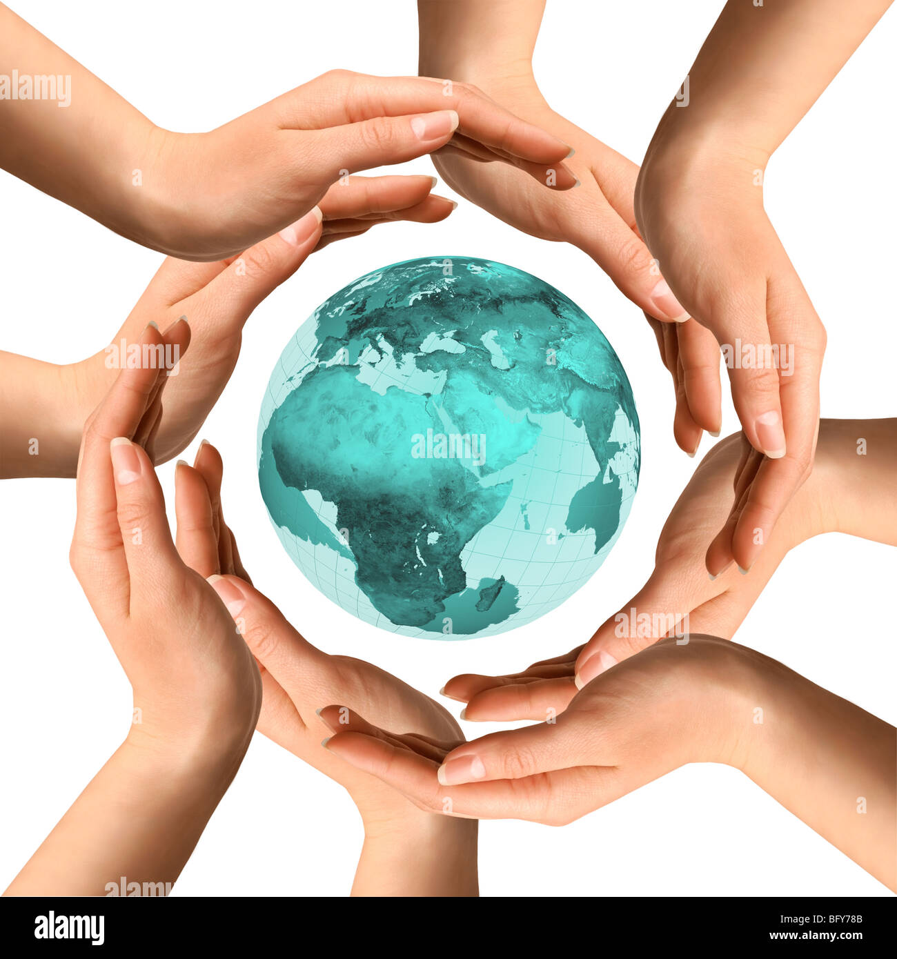 Konzeptionelle Symbol des Planeten Erde umgeben von Menschenhand. Umwelt und Ökologie-Konzept. Stockfoto