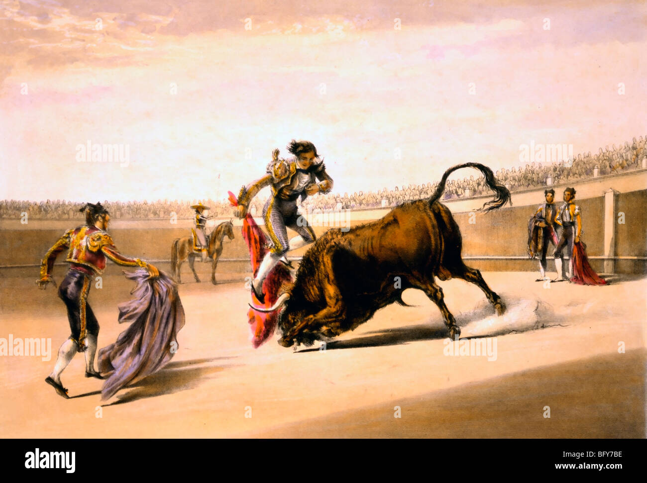 Ein Matador, beim Stierkampf, springen aus dem Pfad der Ladestation Bull, da es in das Kap der Sprung oder Salta Tras Cuernos taucht Stockfoto