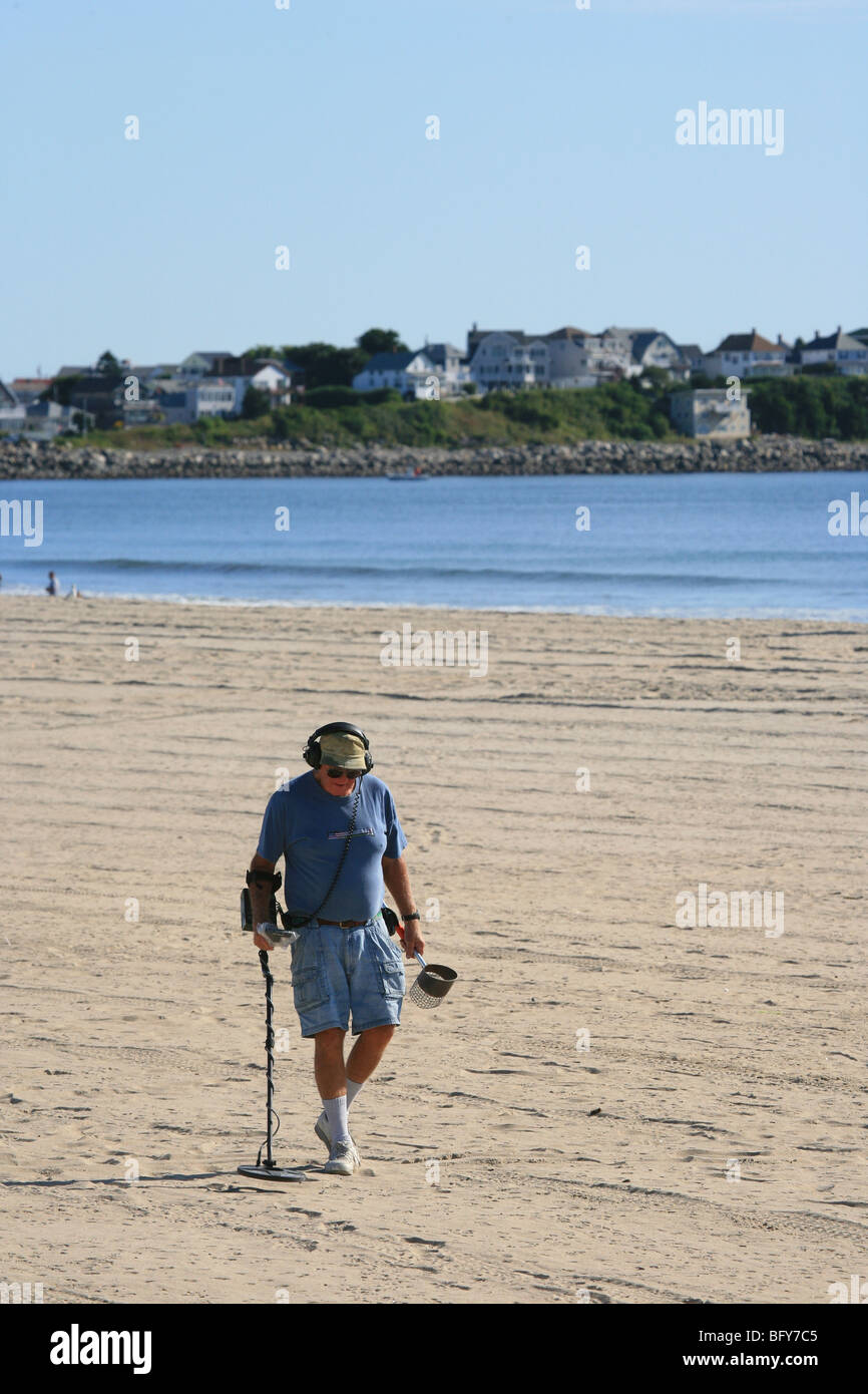 Ein älterer Mann kämmt Hampton Beach nach dem verlorenen Schatz. Stockfoto