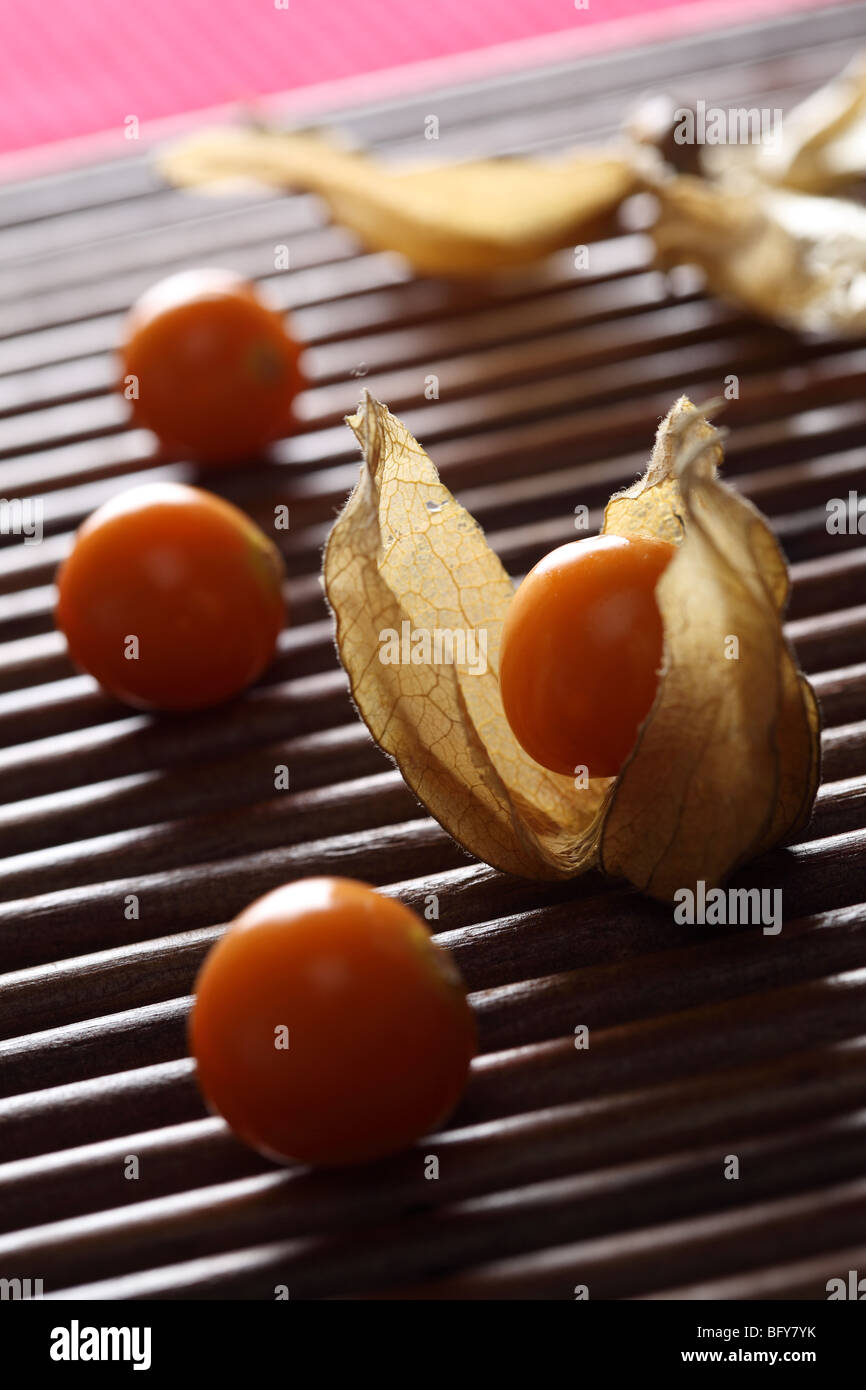 Physalis Frucht exotische Früchte bewältigen Stachelbeere Schale peruanischen Boden Kirsche tropische Früchte in Obst essen Lebensmittel Obst Gemüse Schneiden Stockfoto