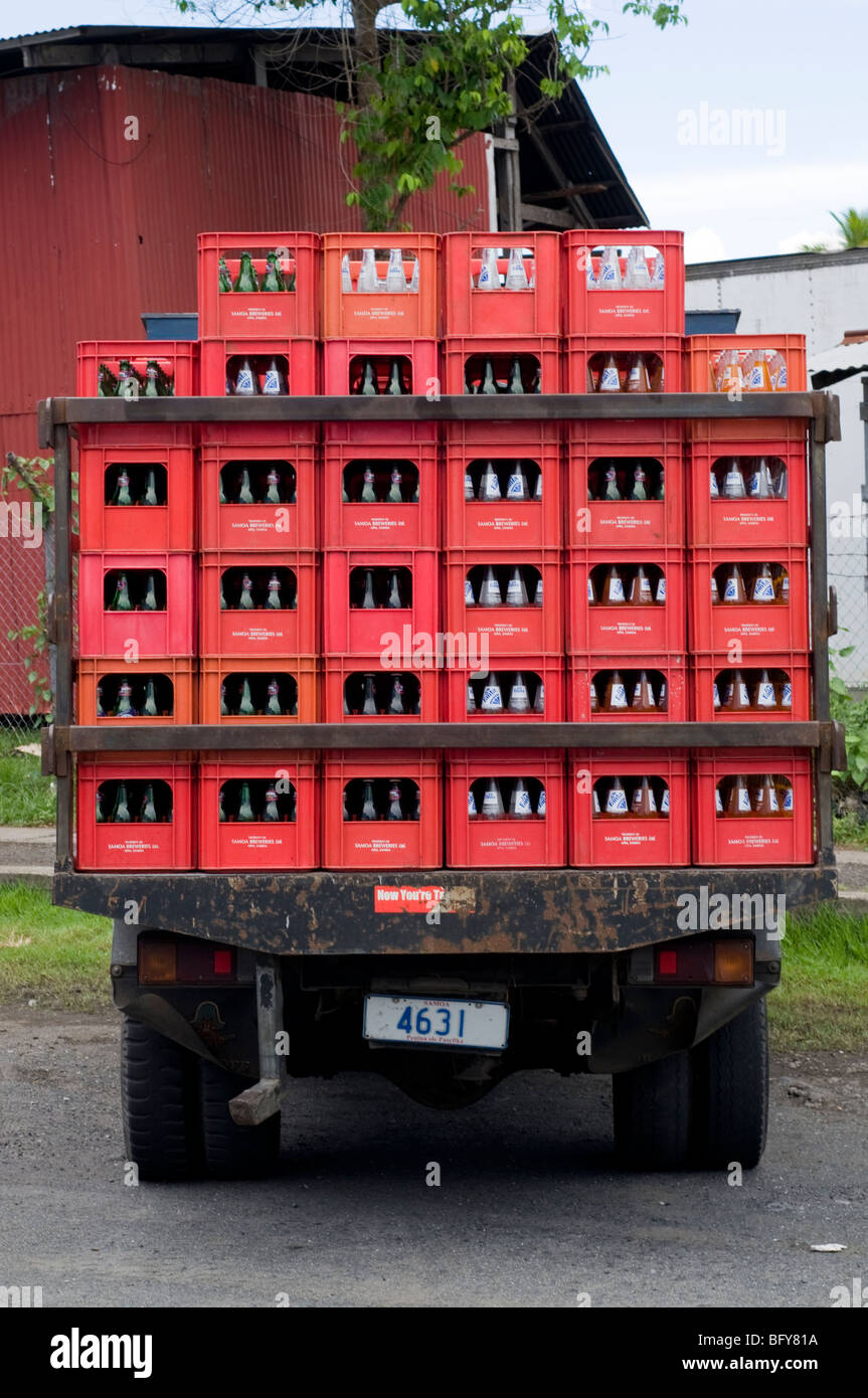 Cola-Flaschen im Kasten auf der Rückseite des LKW Stockfotografie - Alamy