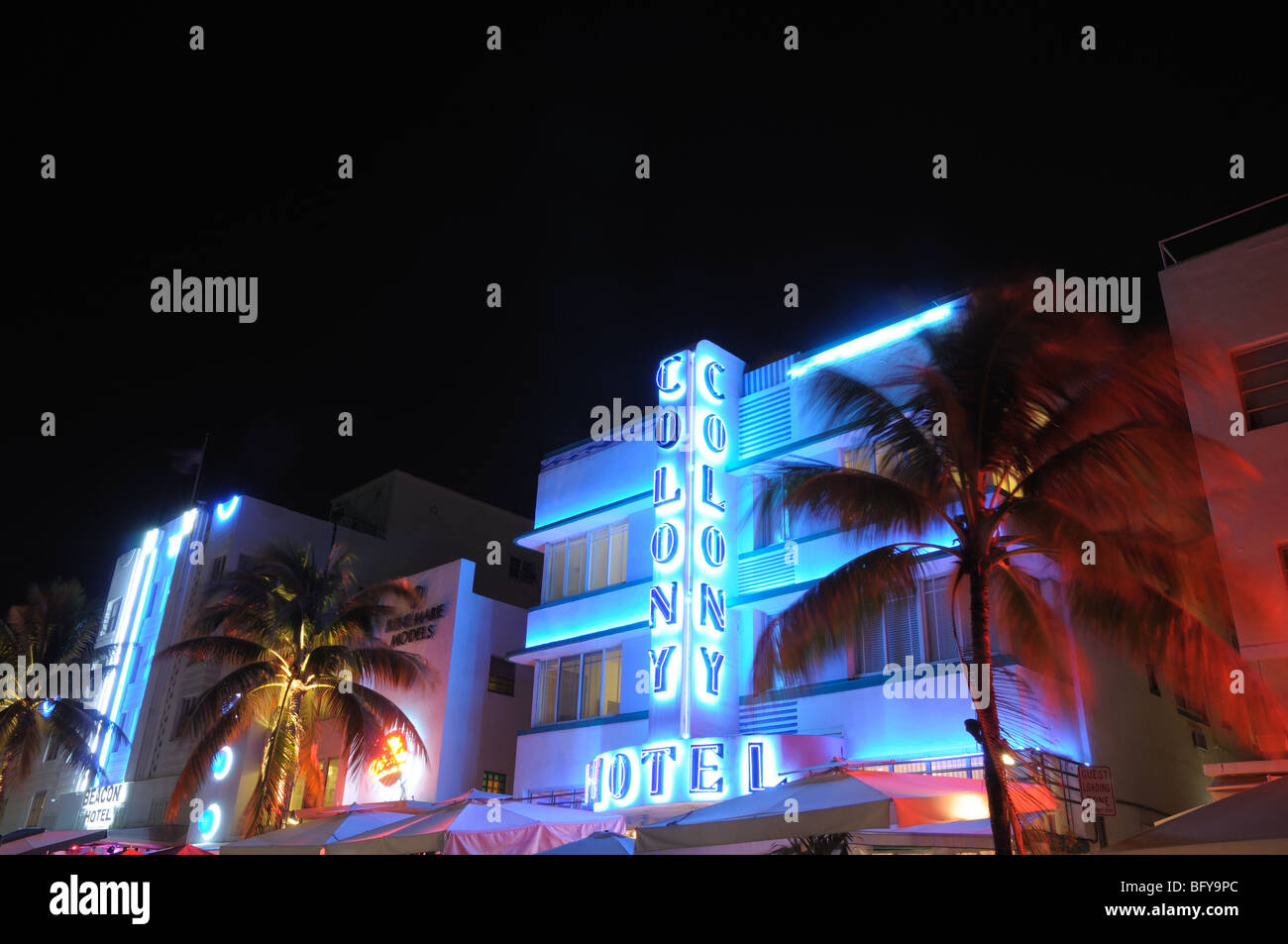 Das Colony Hotel nachts beleuchtet. Art Deco District in Miami, Florida Stockfoto