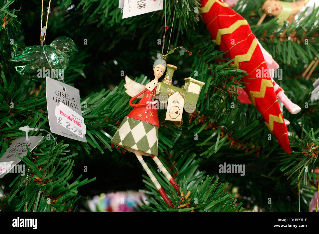 Weihnachtsschmuck in einem Geschäft auf einem Weihnachtsbaum - Engel mit  Zug Gisela Graham - Preis Stockfotografie - Alamy