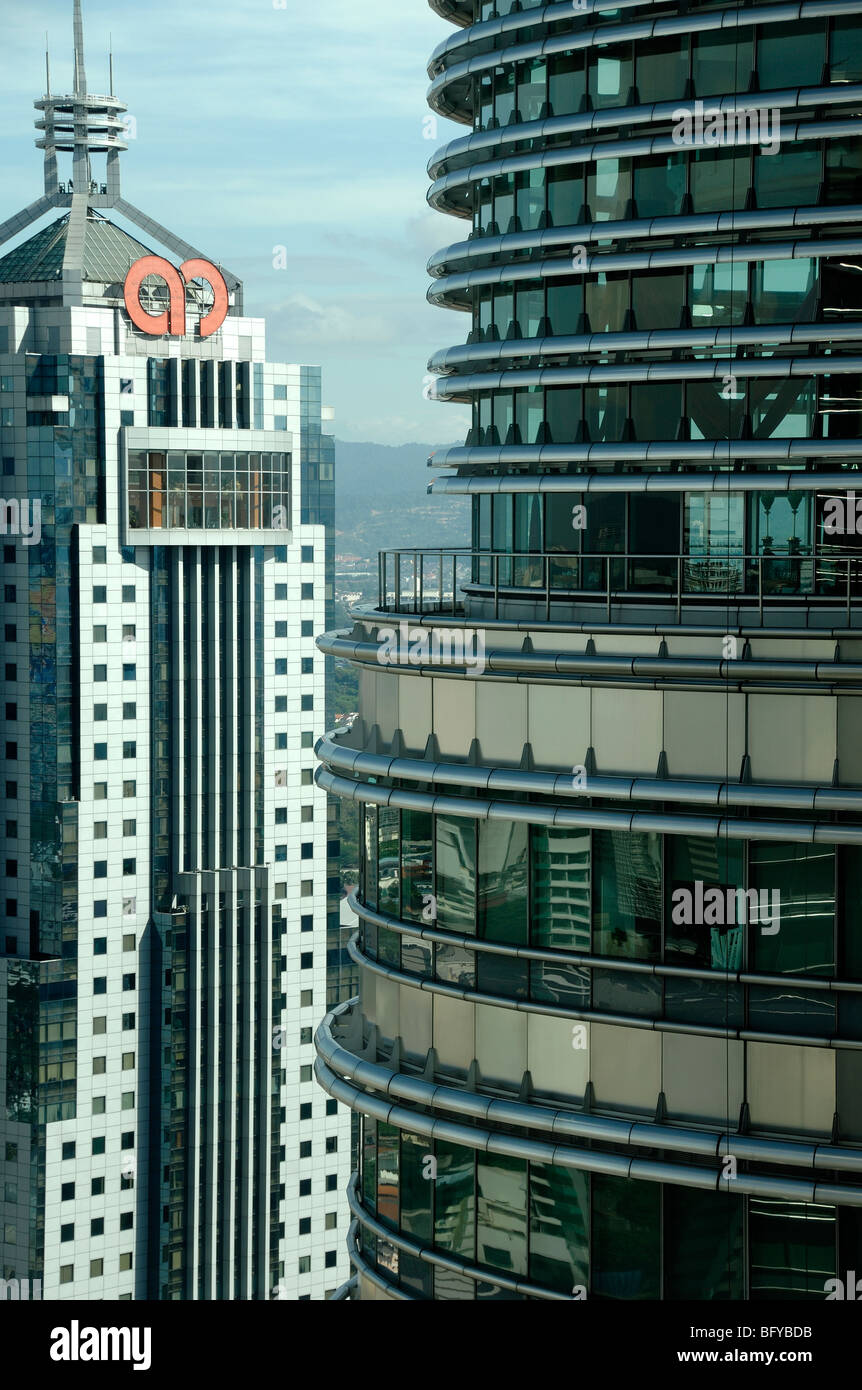 Arabische-Malay-Bank, Büros oder Bürohaus & Petronas Twin Towers KLCC oder Kuala Lumpur City Centre, Kuala Lumpur, Malaysia Stockfoto
