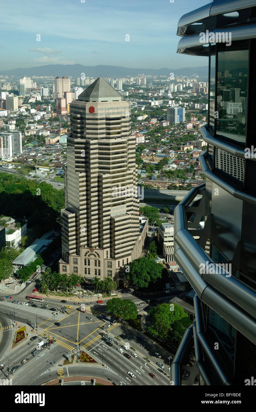 Öffentliche Bank, Büros, Office Tower Block oder Skyscraper & Petronas Towers KLCC oder Kuala Lumpur City Centre, Malaysia Stockfoto