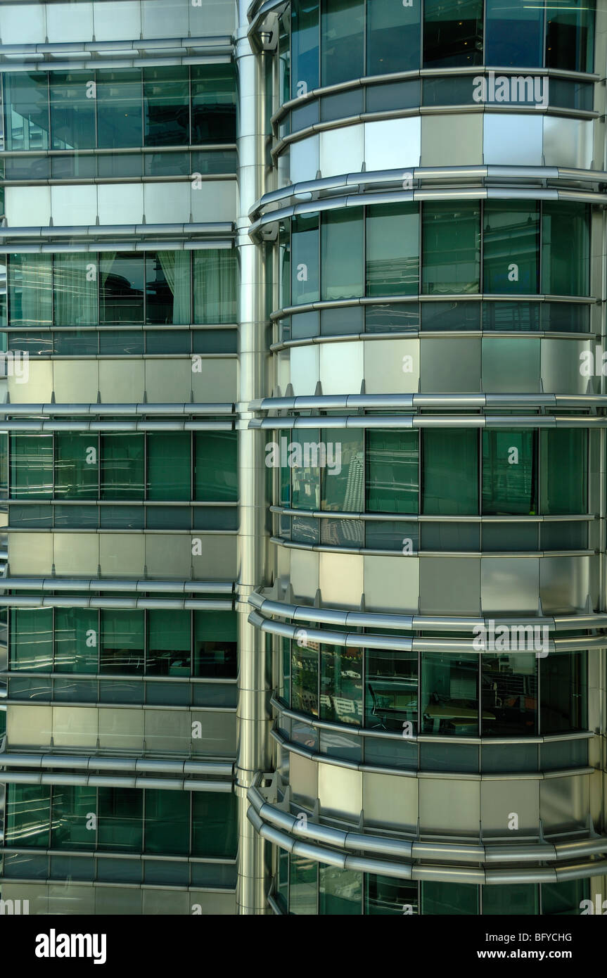 Glas & Stahl Verkleidung von den Petronas Towers, KLCC oder Kuala Lumpur City Centre, Kuala Lumpur, Malaysia Stockfoto