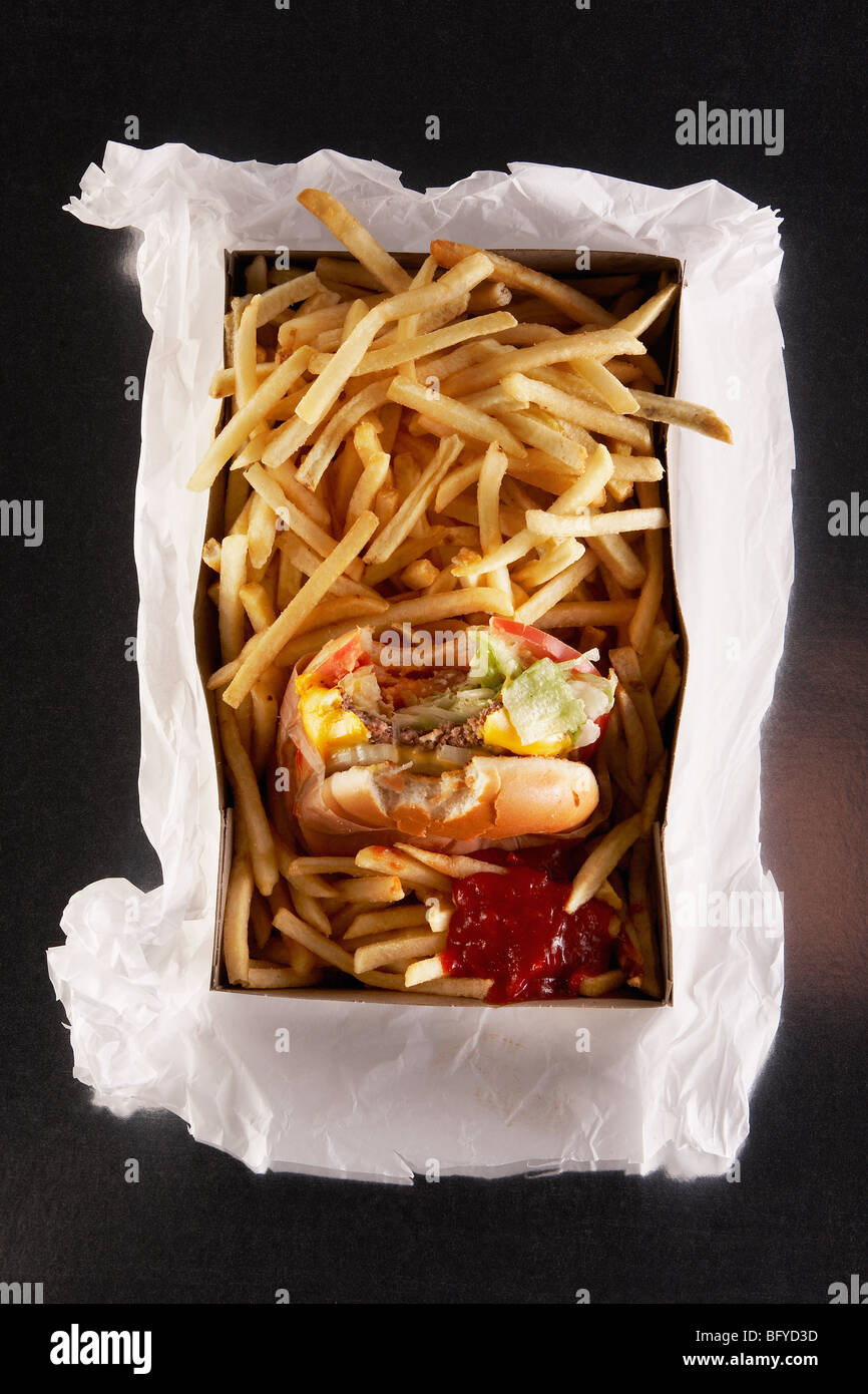 Fast Food in herausnehmen Box auf Papiertüte Stockfoto