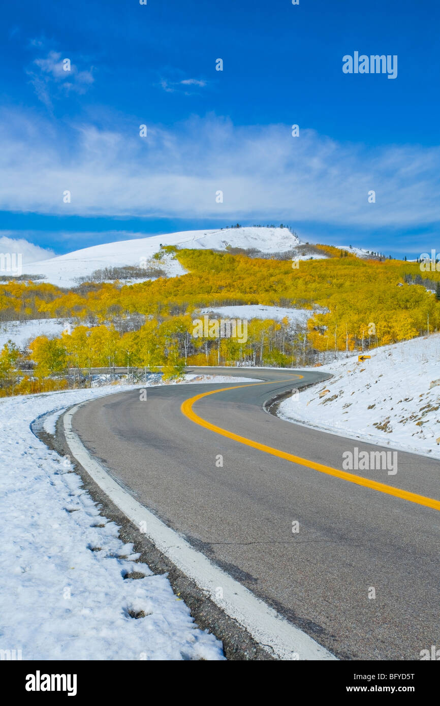 Voralpen Autobahn und Herbst Schneefall, Montana, USA Stockfoto