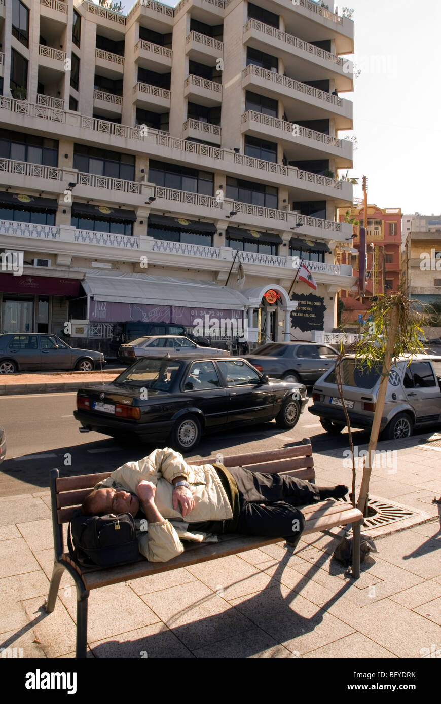 Obdachlose haben einen tiefen Schlaf auf Gesims Beirut Libanon Stockfoto