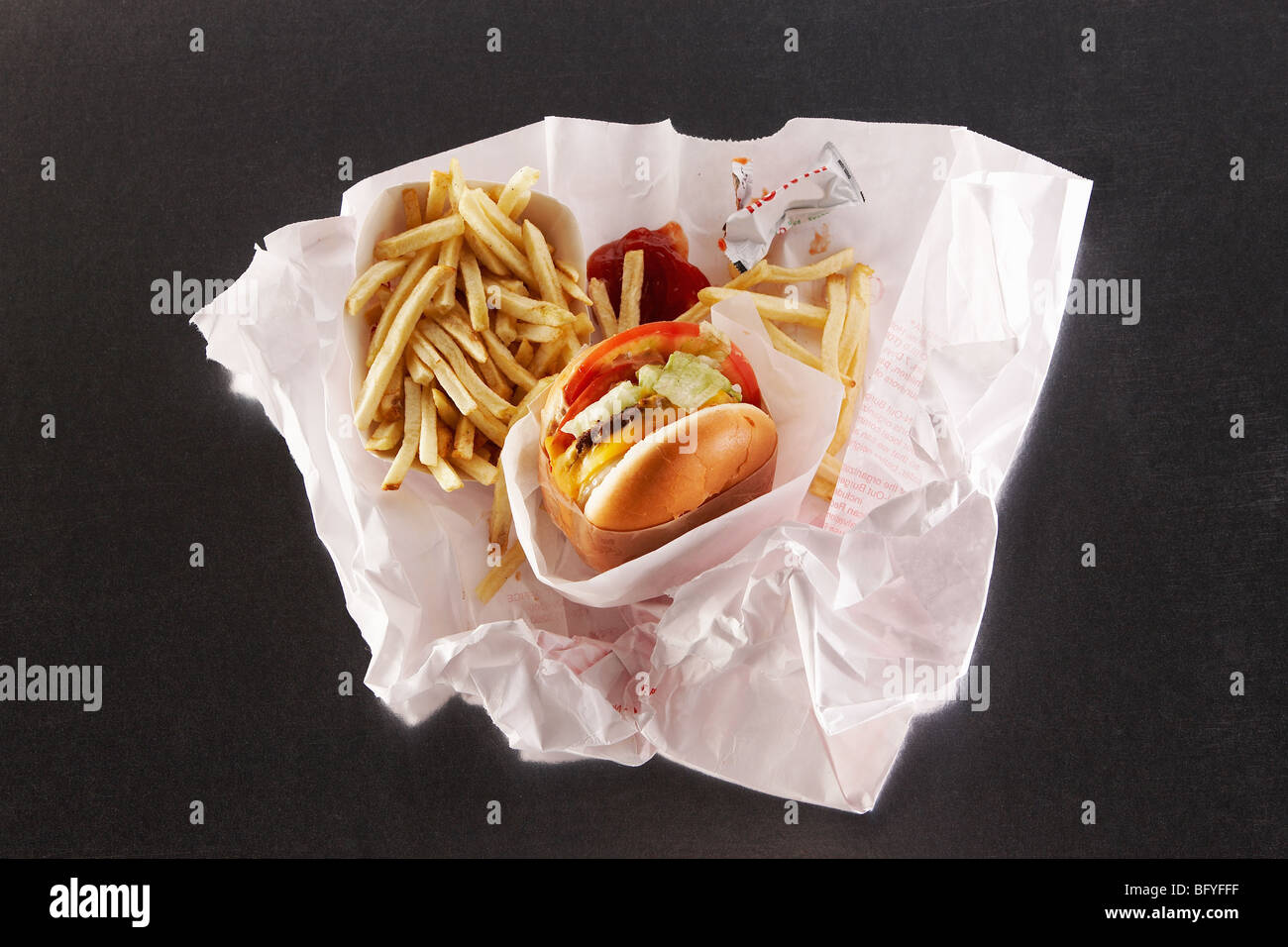 Fast Food in Papiertüte herausnehmen Stockfoto