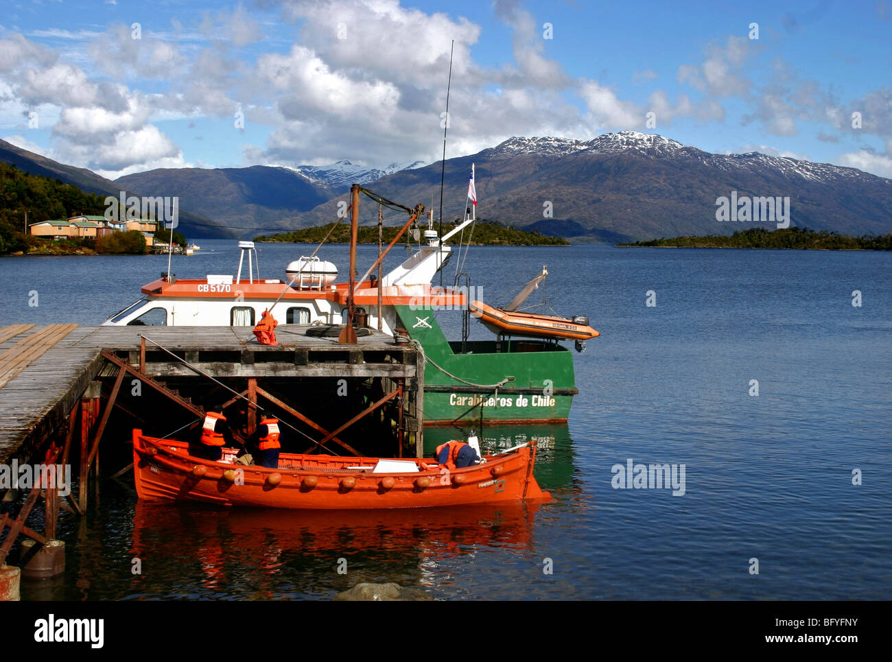 Carabineros Boot und Skorpios III Rettungsboot an Puerto Eden, Chile Stockfoto