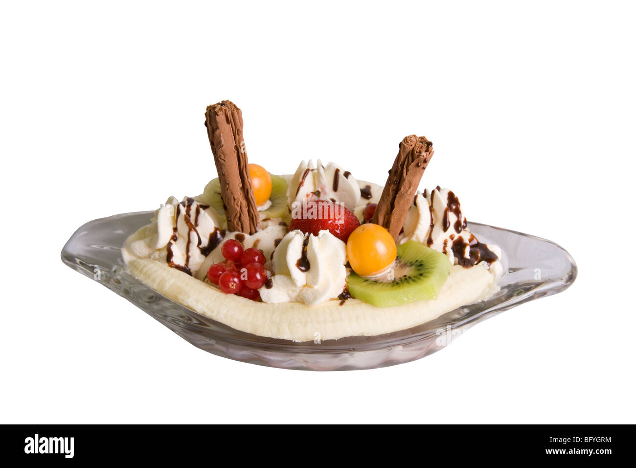 Banana Split mit Kiwis, Erdbeeren, Johannisbeeren, Physalis, Schokolade Flocken, Sahne und Schokoladensauce in einer Petrischale. Stockfoto
