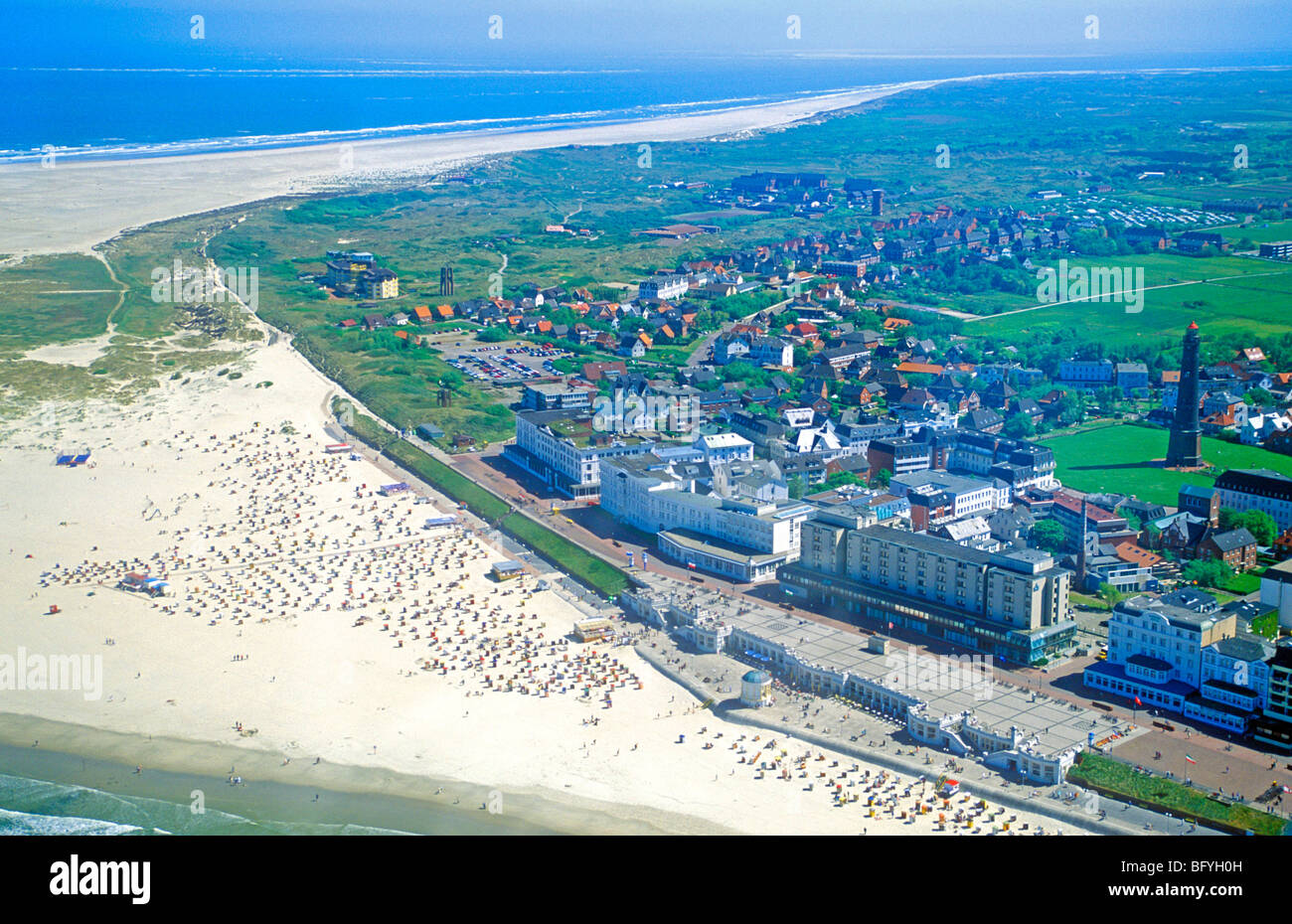 Luftbild von Borkum-Stadt und dem Strand, Insel Borkum, Ostfriesland, Niedersachsen, Norddeutschland Stockfoto