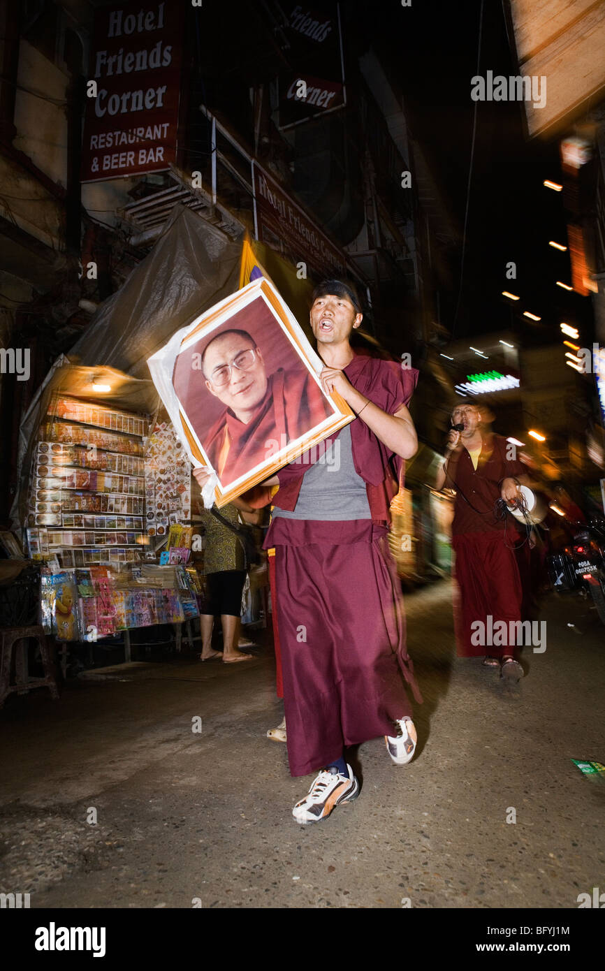 Demonstranten tragen Dalai Lama Bild während einer Demonstration gegen die chinesische Besetzung Tibets. Dharamsala, Indien. Stockfoto