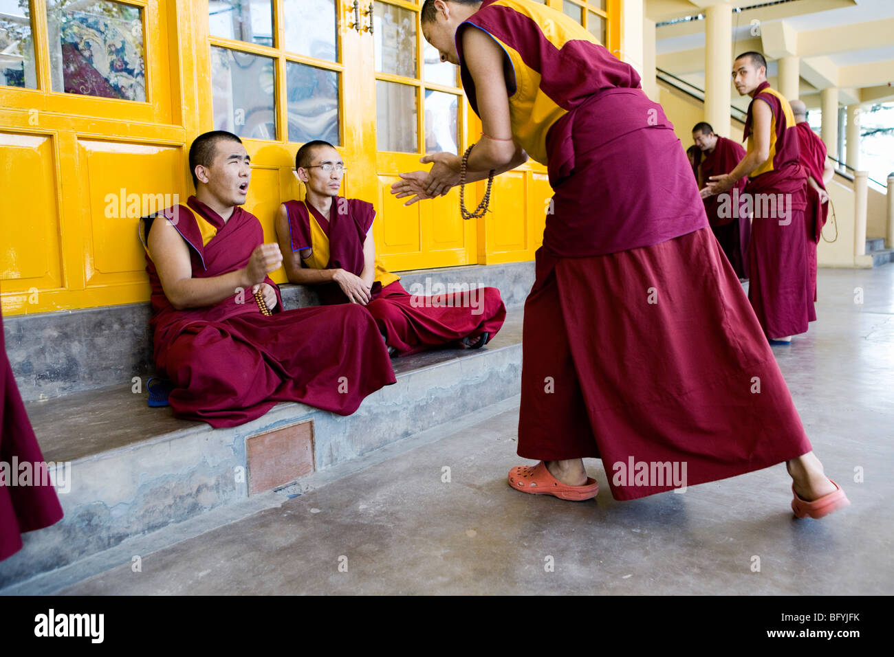Tibetisch-buddhistische Mönche klatscht ihre Hände laut beim diskutieren über ihre Religion. Namgyal Kloster, Dharamsala, Indien. Stockfoto