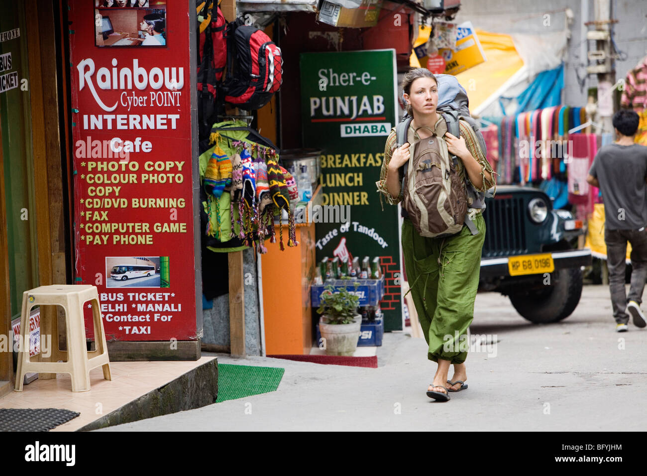 Ein Backpacker auf der Suche nach einem Gästehaus in Dharamsala, Indien. Stockfoto