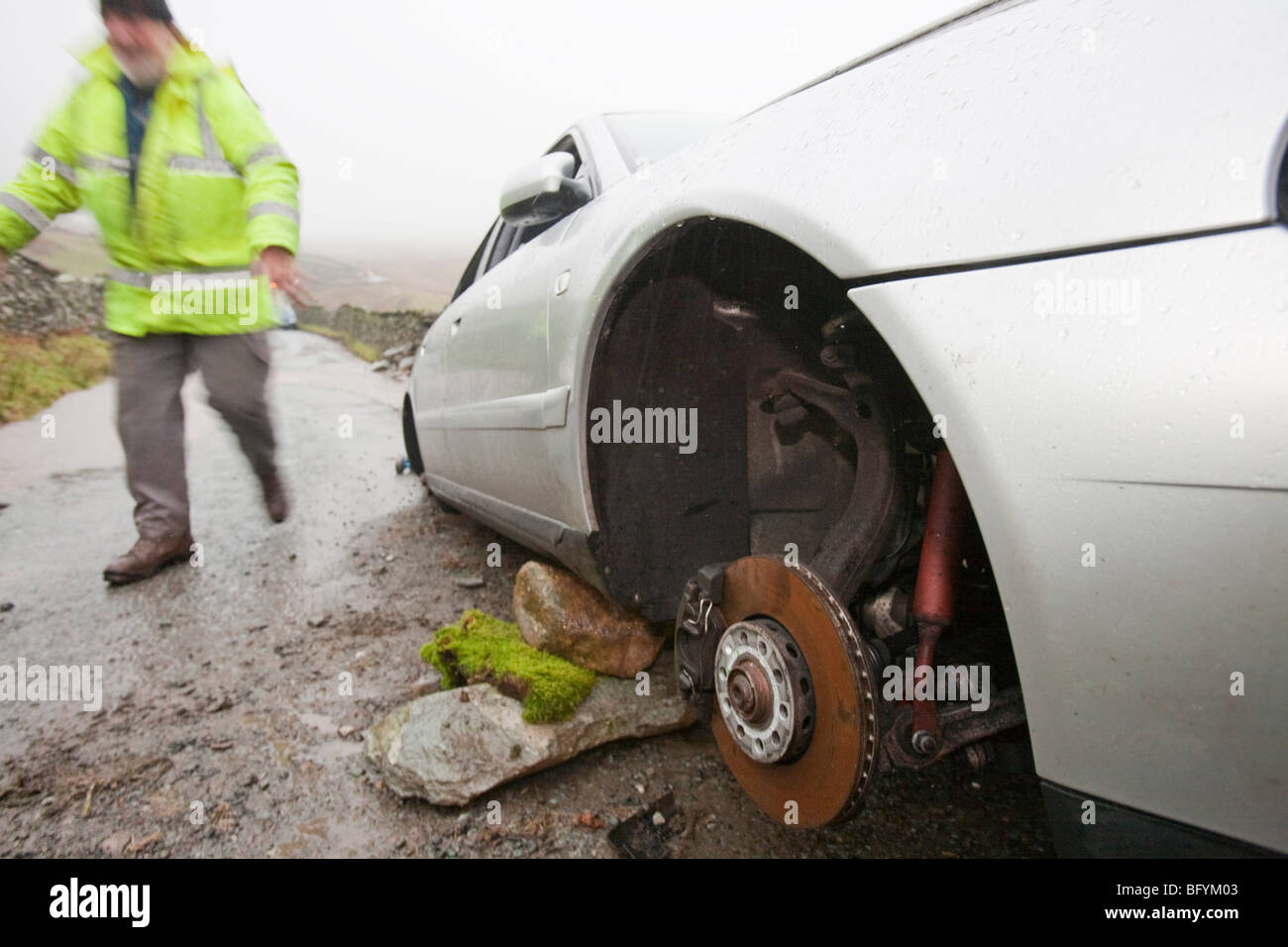 Erholt sich ein Auto, das die Räder nach aufgegeben bei Hochwasser in der Nähe von Ambleside, Cumbria, UK gestohlen hatte. Stockfoto