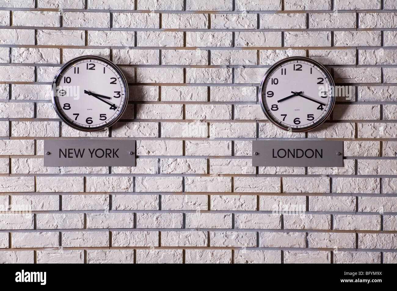 zwei Wand-Uhren, die Zeit in New York und London anzeigen Stockfoto