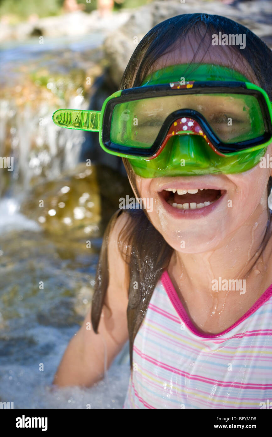 junges Mädchen im Wasser tauchen Schutzbrille tragen Stockfoto