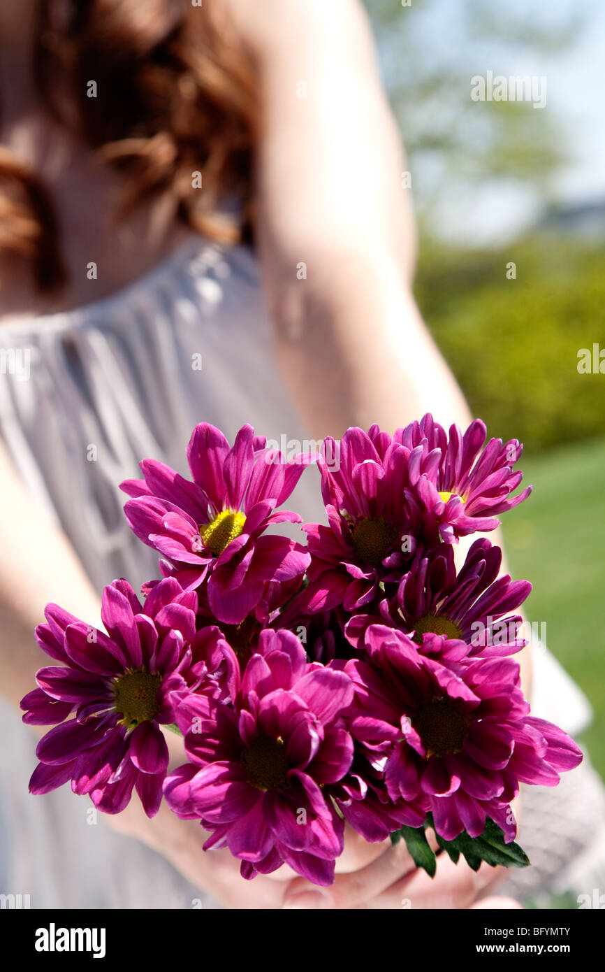 Detail der Youg Frau mit lila Blumen Stockfoto