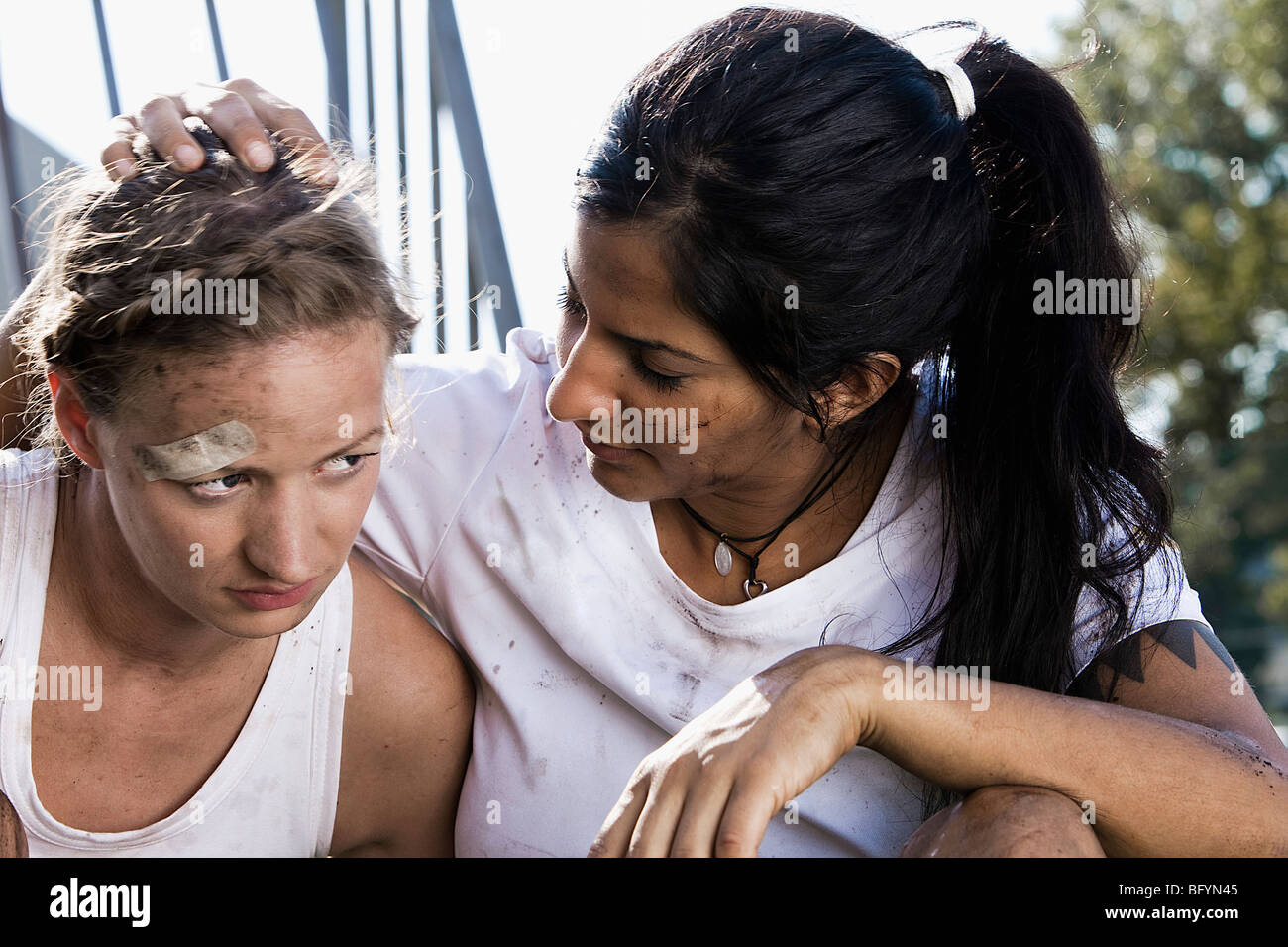 weibliche Fußball Spieler tröstlich sein Teamkollege Stockfoto